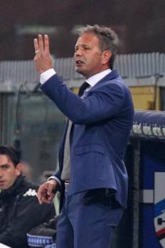 Sinisa Mihajlovic dà indicazioni ai suoi. LaPresse